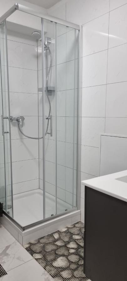 Waterfalls Apartment 1 トリベルク エクステリア 写真