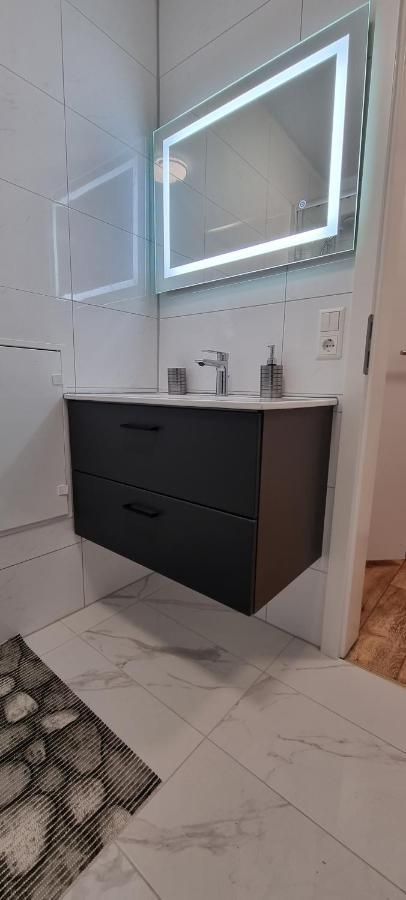 Waterfalls Apartment 1 トリベルク エクステリア 写真